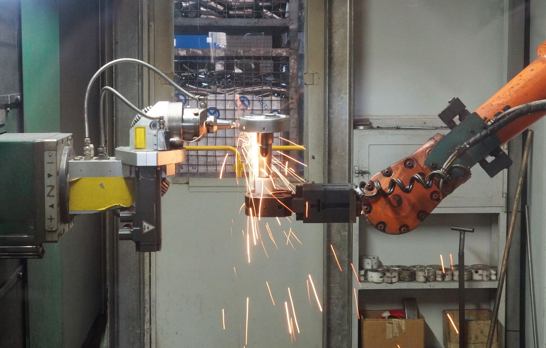 Robot industriale che esegue saldatura MIG su una struttura in acciaio in officina