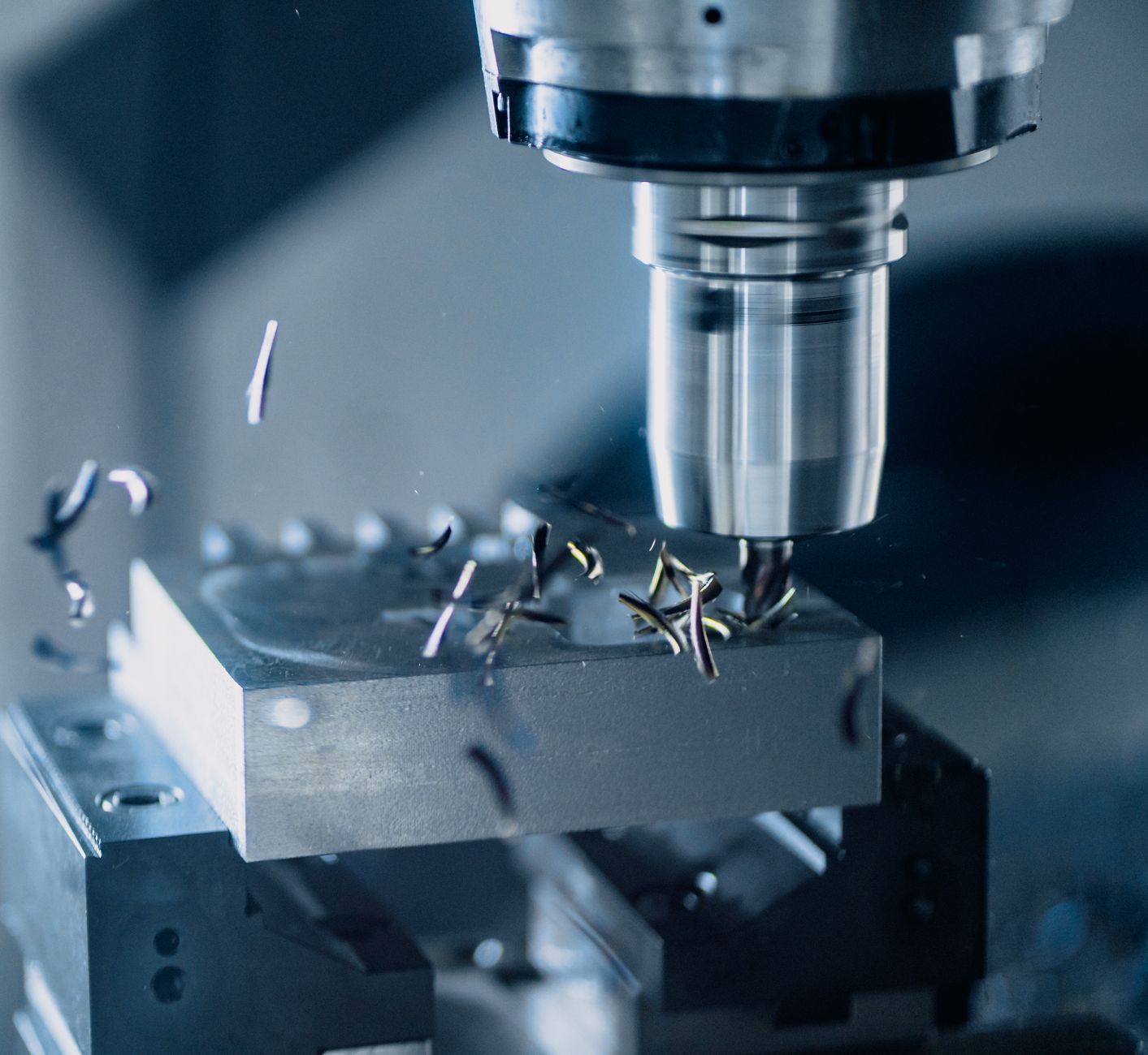Fresatura di una piastra in acciaio saldata in officina meccanica